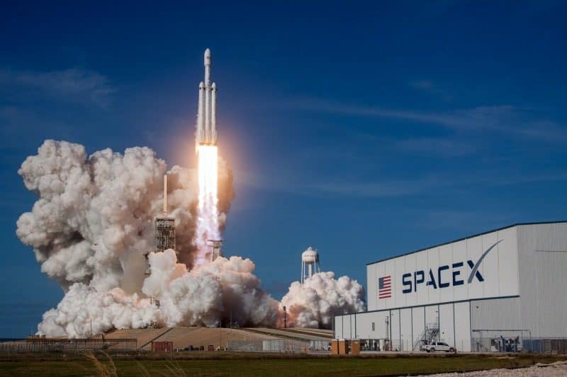 Lanzamiento de Cohete SpaceX - Representa lanzamiento y DevOps
